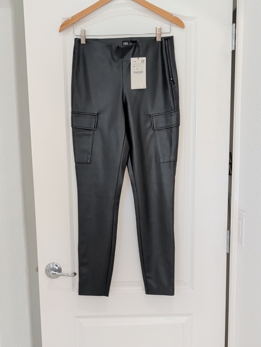 New ZARA Mid Rise Side Zipper Flat Front Black Faux Leather Cargo Leggings M - Picture 2 of 16